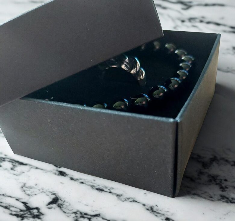 Мужской подарочный набор с серебряным кольцом «Namejs» и браслетом силы из чёрного агата